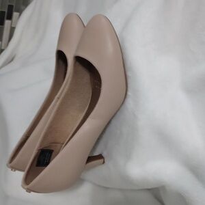 Jones New York Women's Cream Pumps New